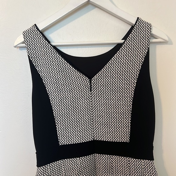 White House Black Market Fit & Flare Dress with Pockets Size 4 - Picture 5 of 7